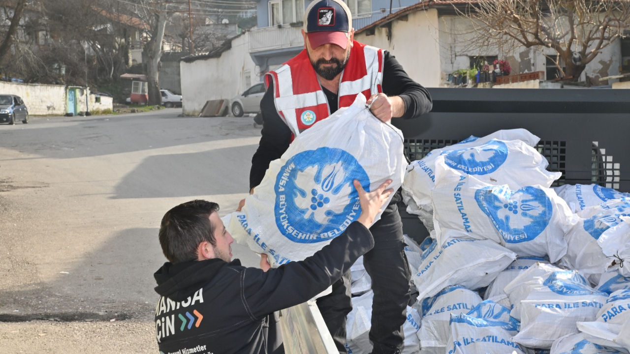 Büyükşehir’den İhtiyaç Sahiplerine Odun Desteği