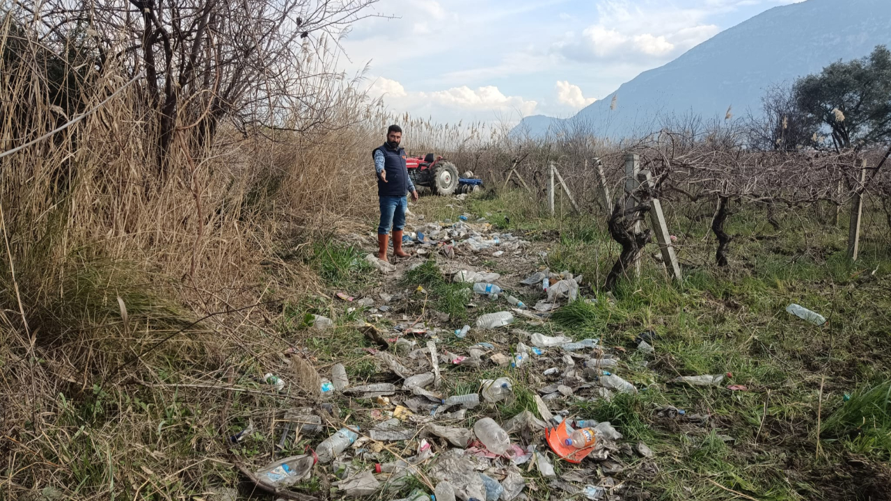 Tarlası Çöplüğe Dönen Çiftçi Yetkililerden Çözüm Bekliyor