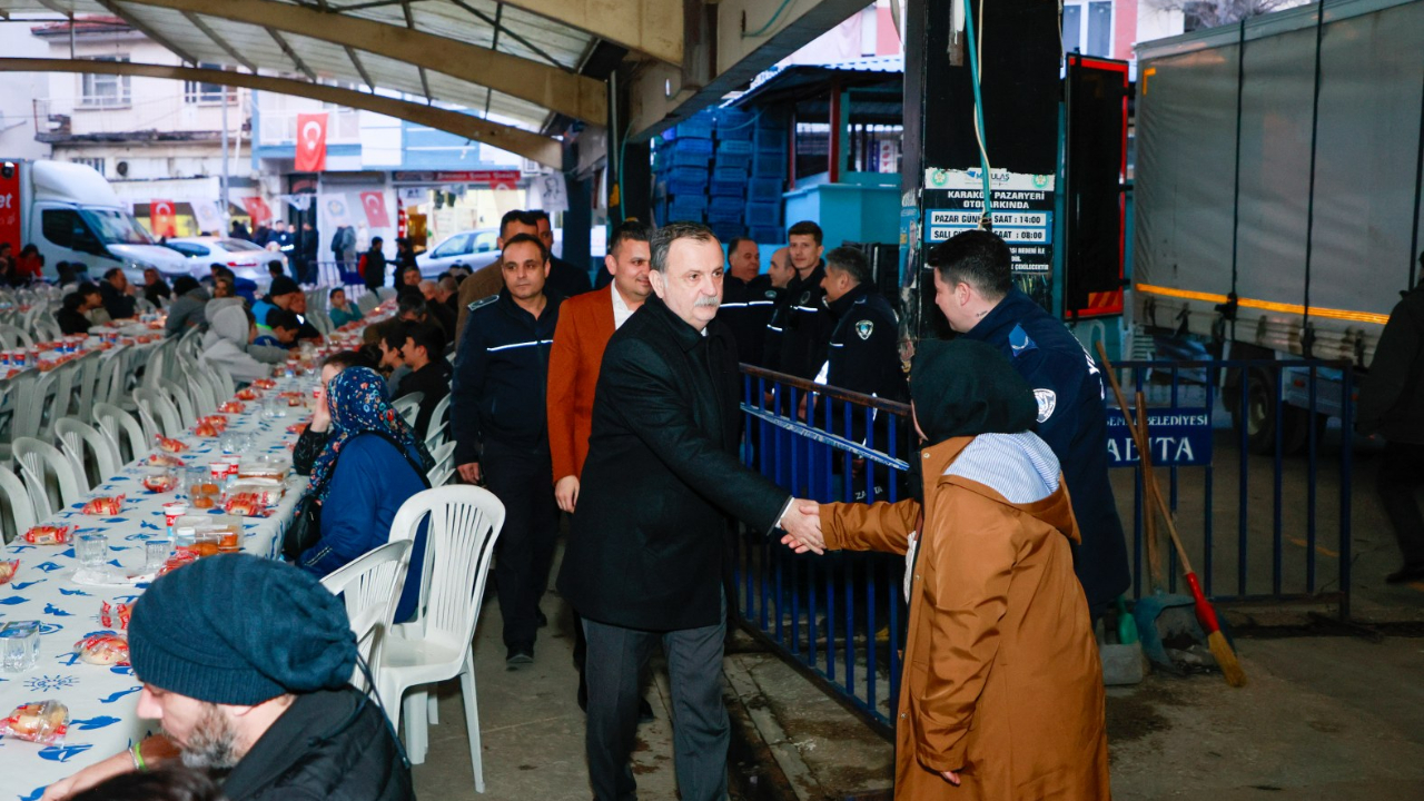 Yunusemre’de İlk İftar Sofrası Karaköy Pazaryeri’nde Kuruldu