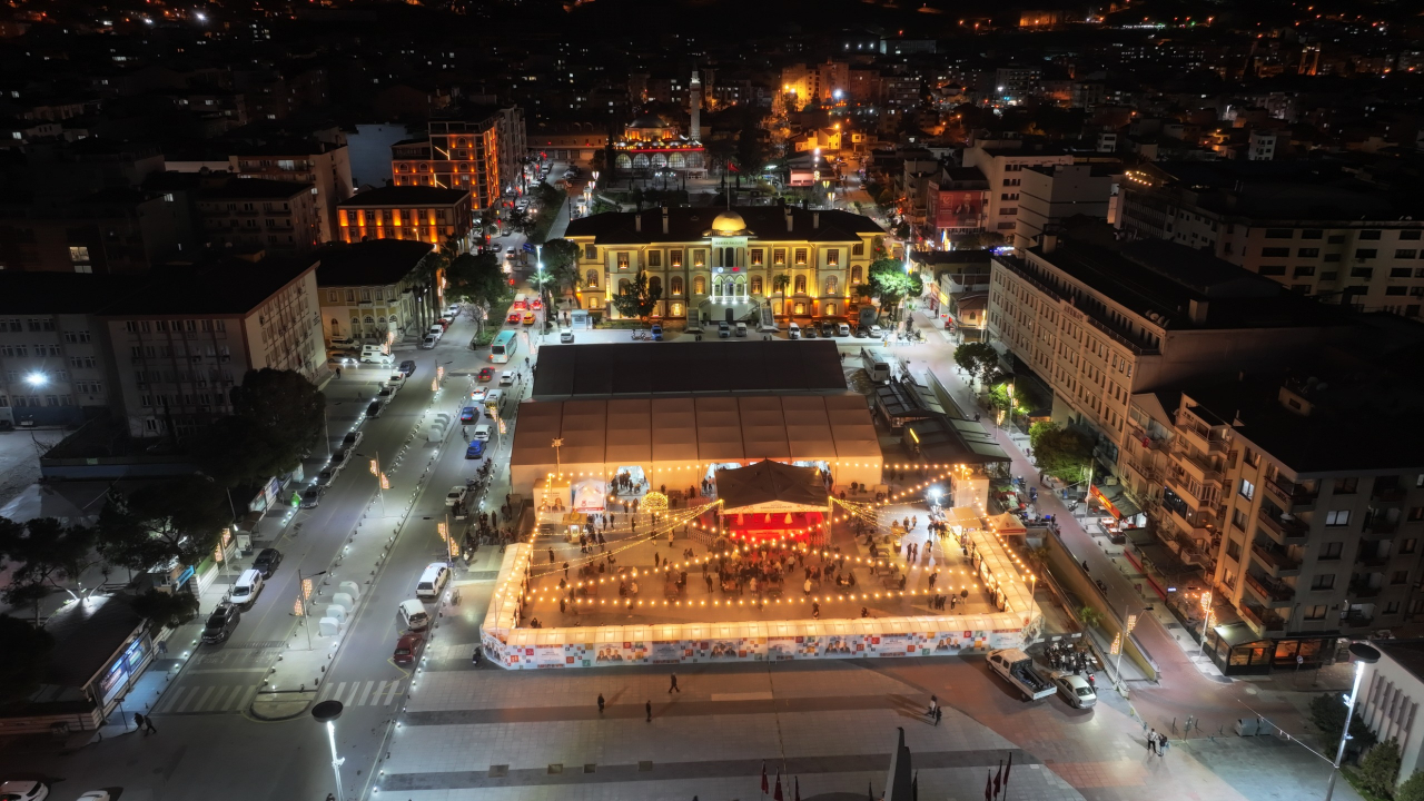 Başkan Zeyrek, Cumhuriyet Meydanı’nda Vatandaşlarla İftar Yaptı