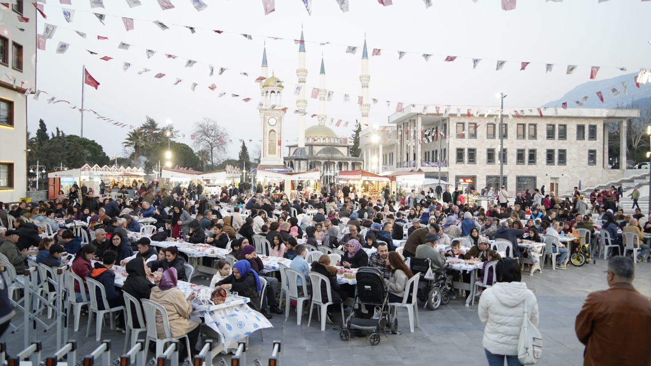 Yunusemre’de Ramazan Bereketi: 100. Yıl Meydanı’nda İftar Sofrası Kuruldu