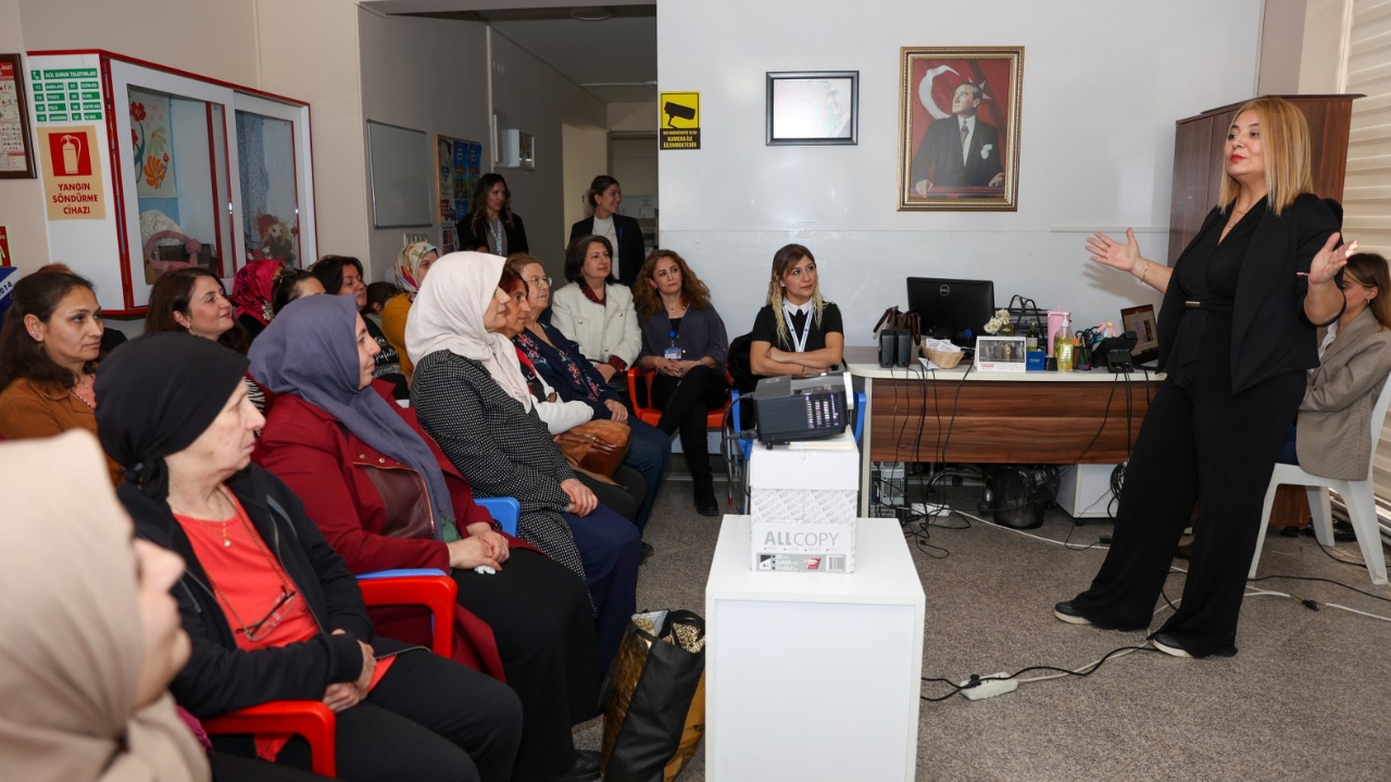 Yunusemre’de Aile İçi İletişim Semineri Düzenlendi