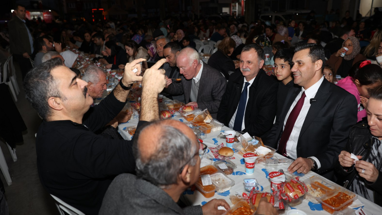 Başkan Balaban ve Başkan Zeyrek, Muradiye’de Vatandaşlarla İftar Yaptı