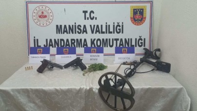 Akhisar’da Yasa Dışı Kenevir Ekimi ve Kaçak Kazıya Suçüstü