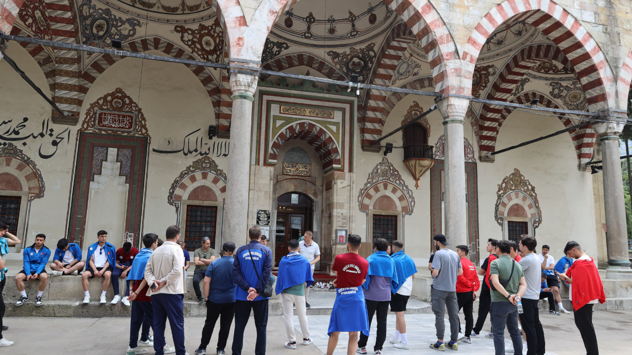 Genç Voleybolcular Hem Yarıştı Hem Manisa’nın Tarihini Keşfetti
