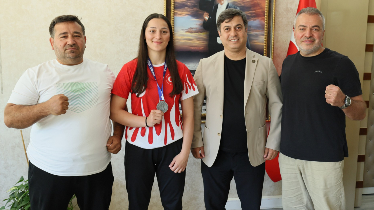 İl Müdürü Öztürk’ten Dünya İkincisi Cemile Aykoç’a Ödül