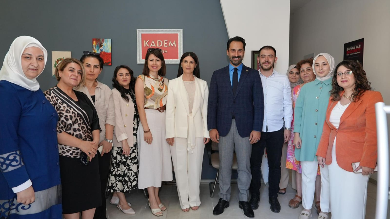Arınç’tan Manisa’da Anlamlı Ziyaretler: KADEM’e Destek, Aileye Ortak Sevinç