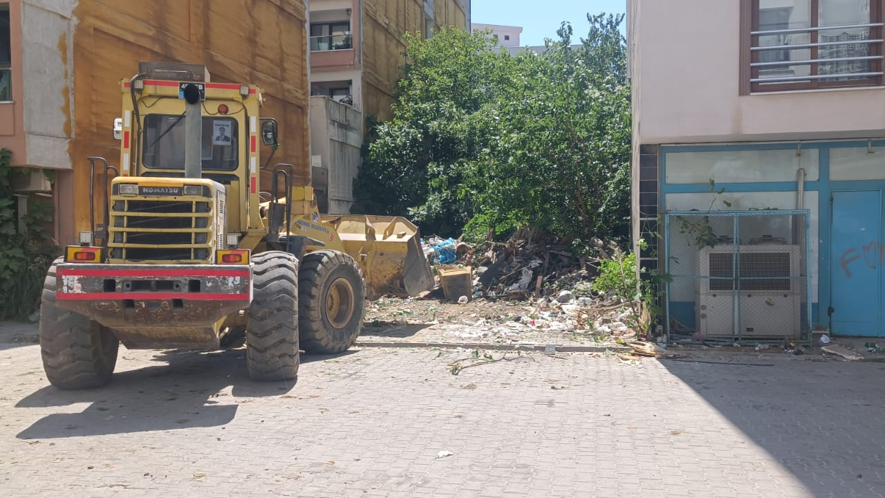 Yunusemre’de Çöp Evden 13 Kamyon Atık Çıkarıldı