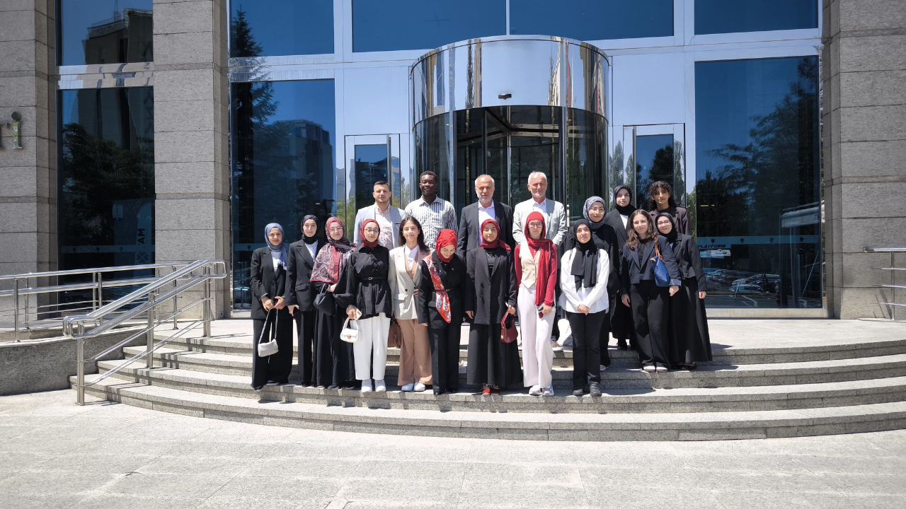 İmam Hatipli Gençler Meclis&#039;te: Geleceğin Liderleri Siyasetle Buluştu