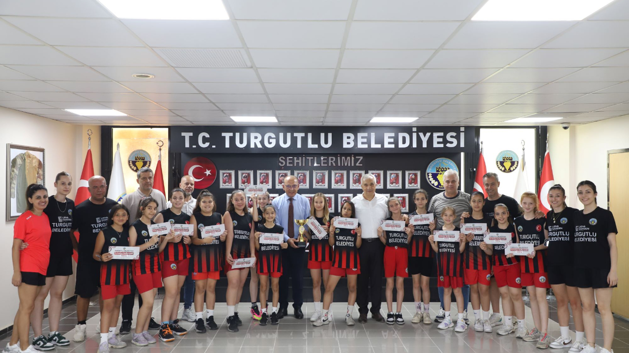 Turgutlu’nun Minik Perileri Kupayı Başkan Akın’a Getirdi
