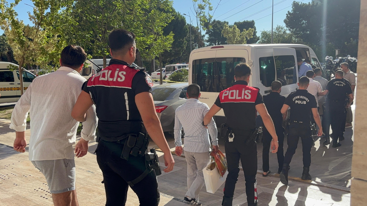 Manisa’da Silahlı Kavga: 1 Kişi Hayatını Kaybetti, 4 Kişi Yaralandı, 4 Tutuklama