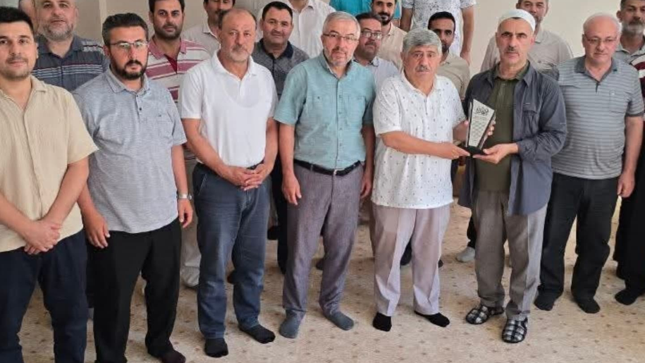 Kur’an Hizmetine Adanmış 43 Yıl: Şeref Hoca Emekli Oldu