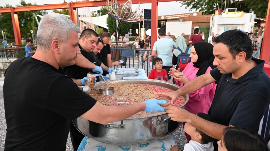 Manisa Büyükşehir Belediyesi’nden Geleneksel Aşure İkramı