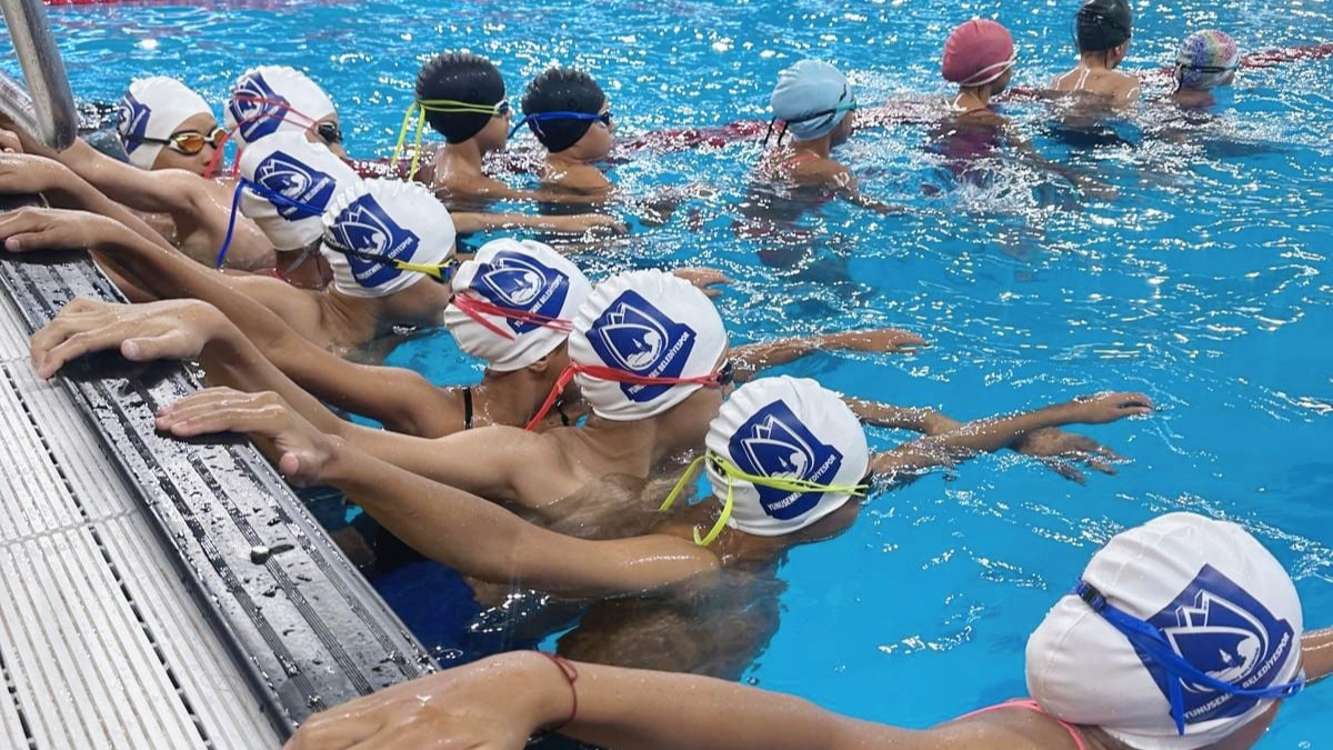 Yunusemreli Yüzücülerden Balıkesir&#039;de Madalya Yağmuru