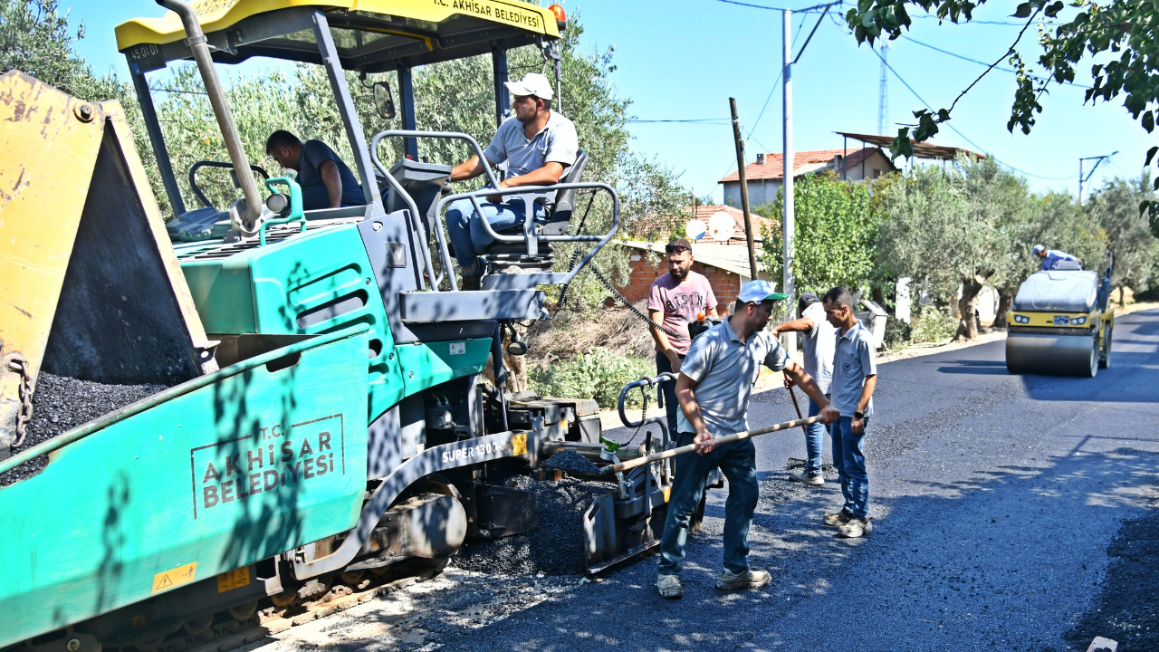 Akhisar’da Asfalt Mesaisi Sürüyor: Efendi Mahallesi’nde Sıcak Asfalt Serimi
