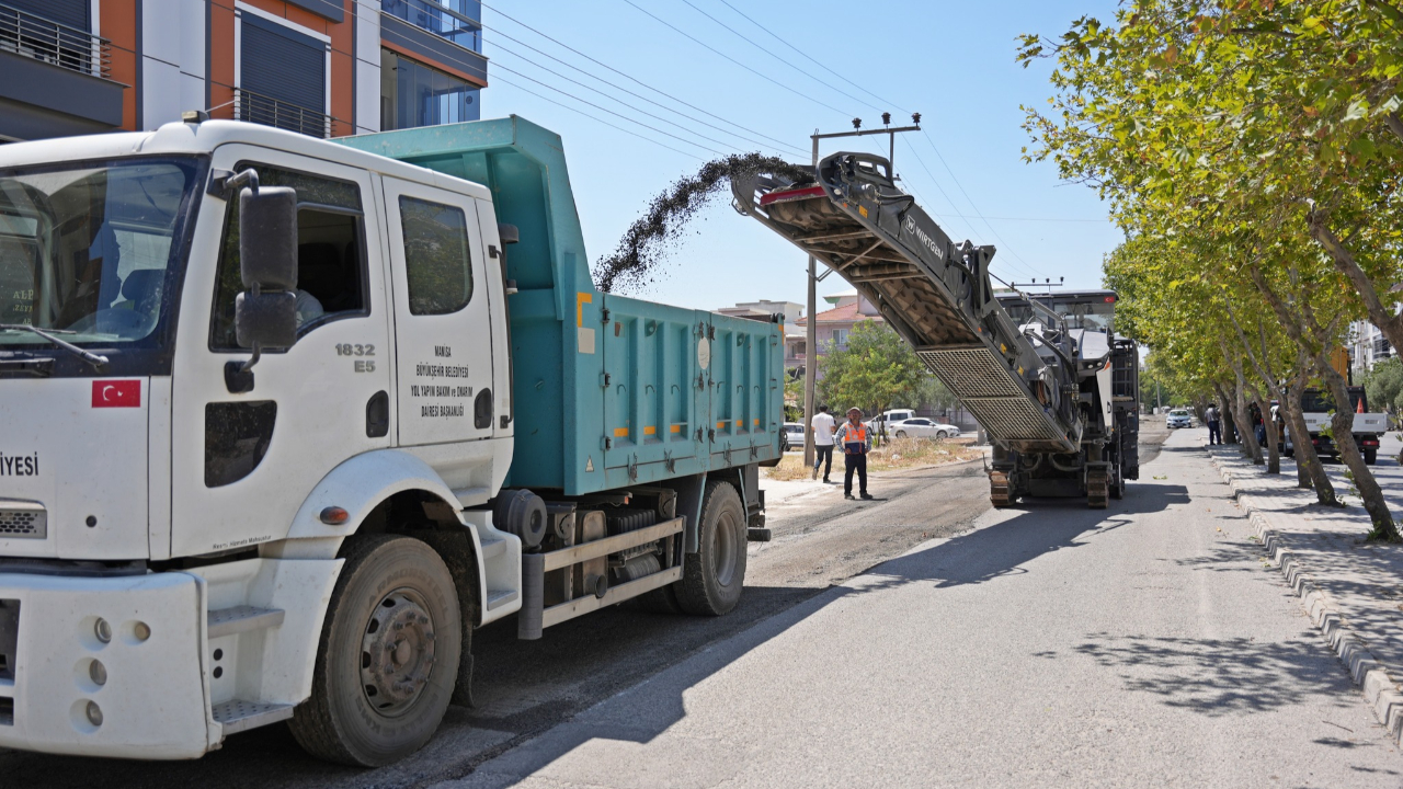 Akhisar’da Yol Konforu Artıyor: Büyükşehir ile El Ele, Güçlü İş Birliği