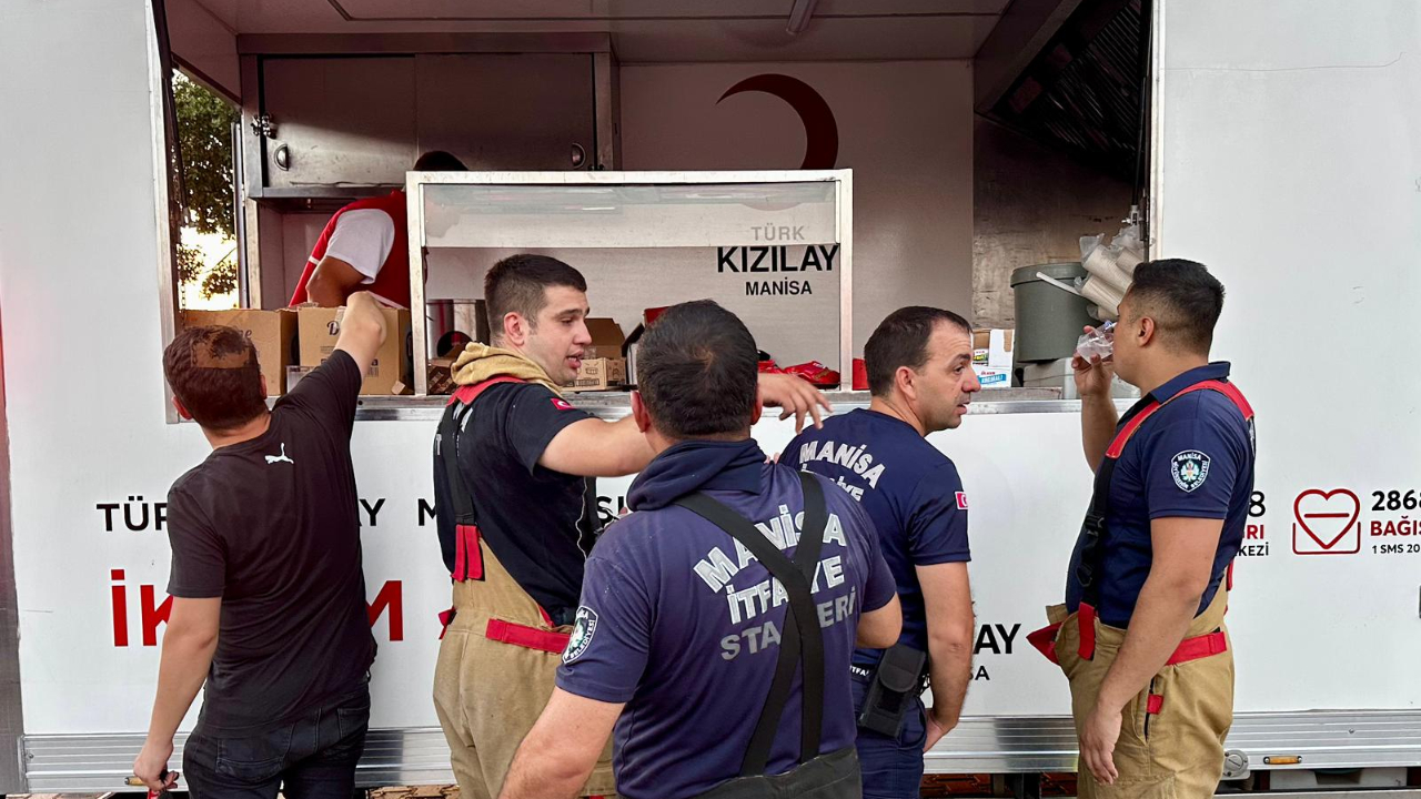 Kızılay Manisa, Orman Yangınına Müdahale Eden Ekiplere Destek Oldu