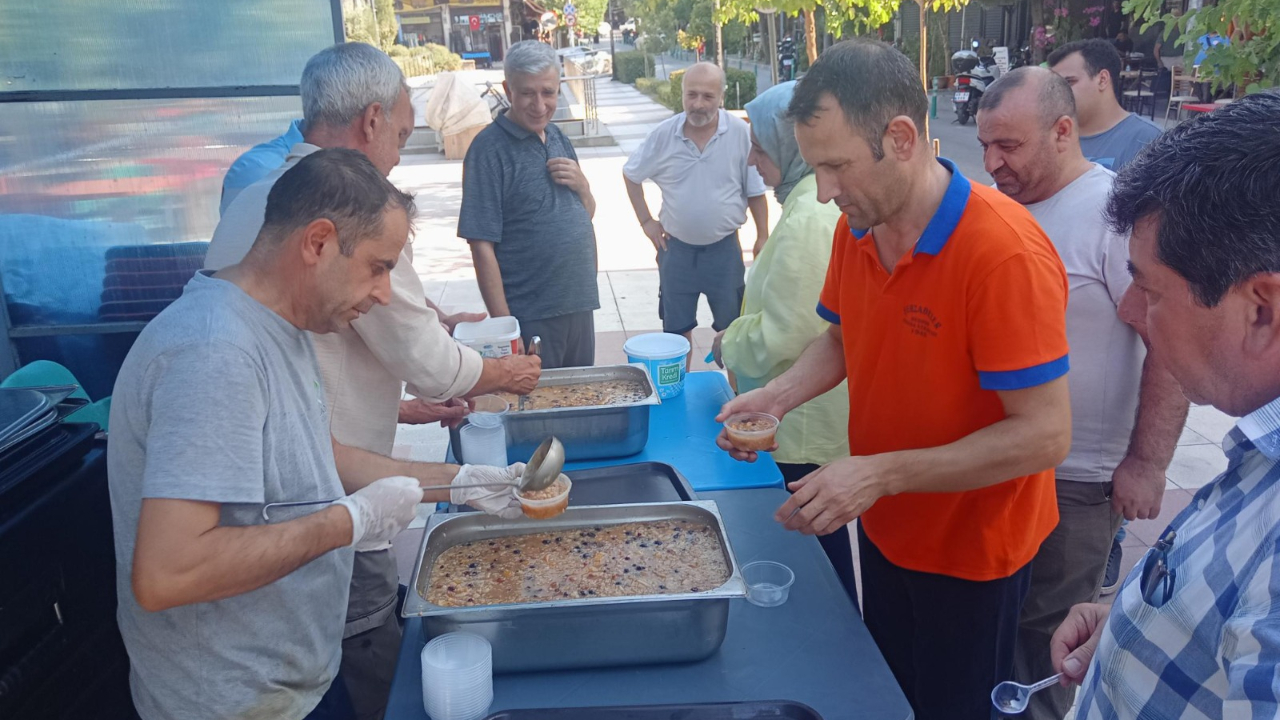 Şehzadeler’de Esnaftan Aşure Hayrı