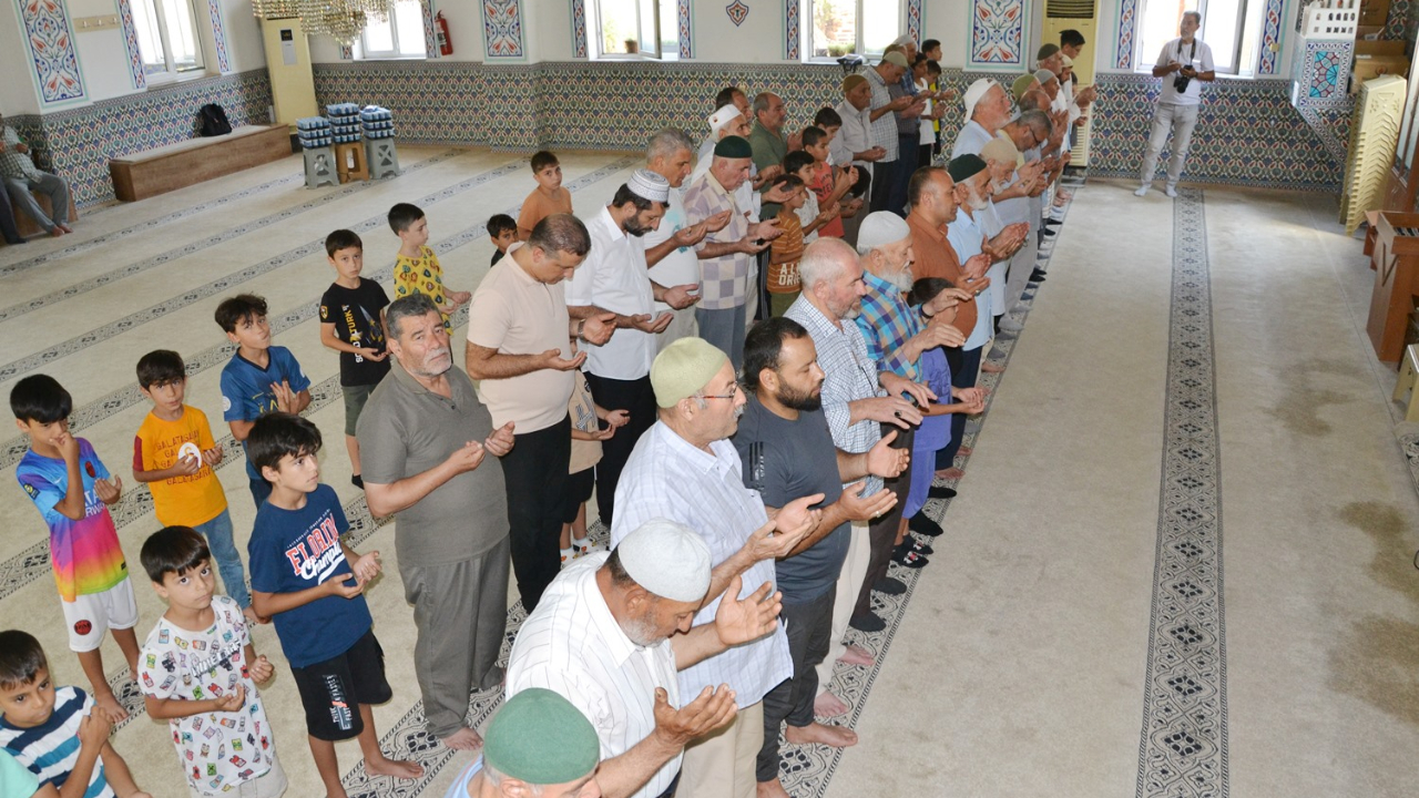 Şehzadeler’de Yağmur Duası: Semaya Rahmet İçin Eller Kalktı