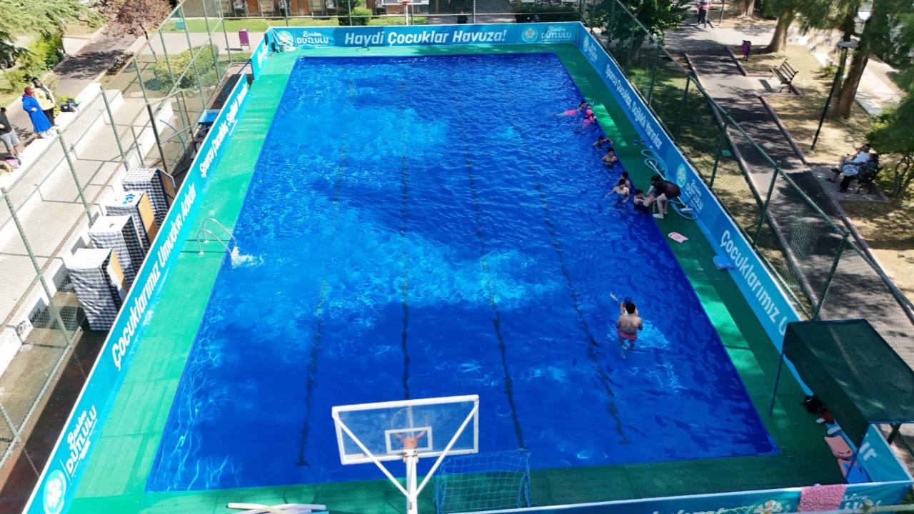 Zafer Ünal Parkı’nda Yaz Neşesi: Çocuklara Ücretsiz Yüzme Eğitimi