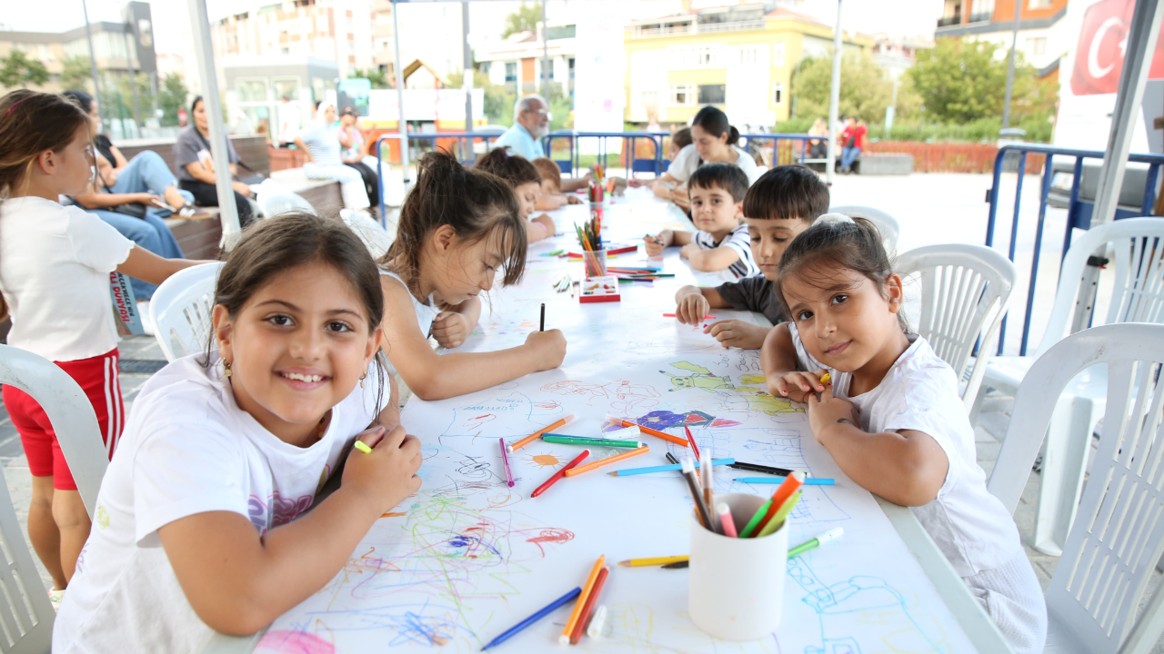 Küçükçekmece’de Yaz Sanatla Renkleniyor: “Sokakta Sanat Var” Etkinliği Sürüyor