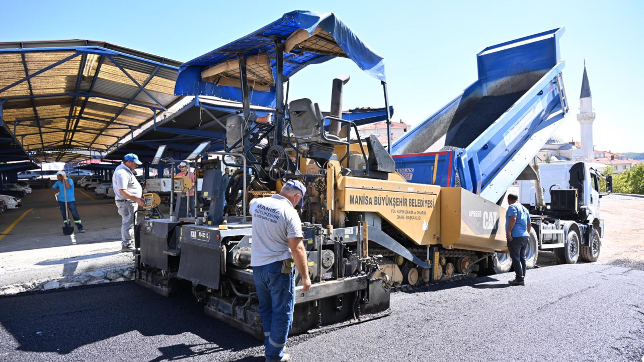 Gördes’te 4 Bin Metrekarelik Alana 1500 Ton Sıcak Asfalt