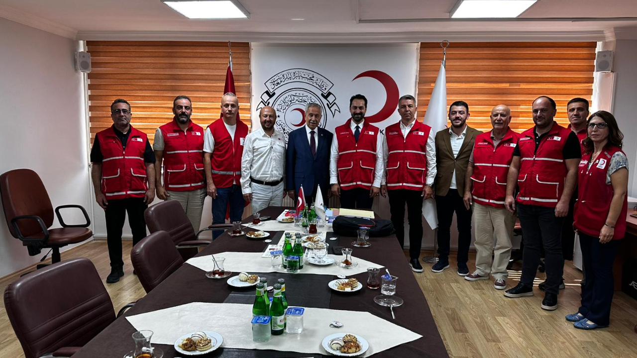 Bülent Arınç’tan Türk Kızılay Manisa’ya Destek Ziyareti