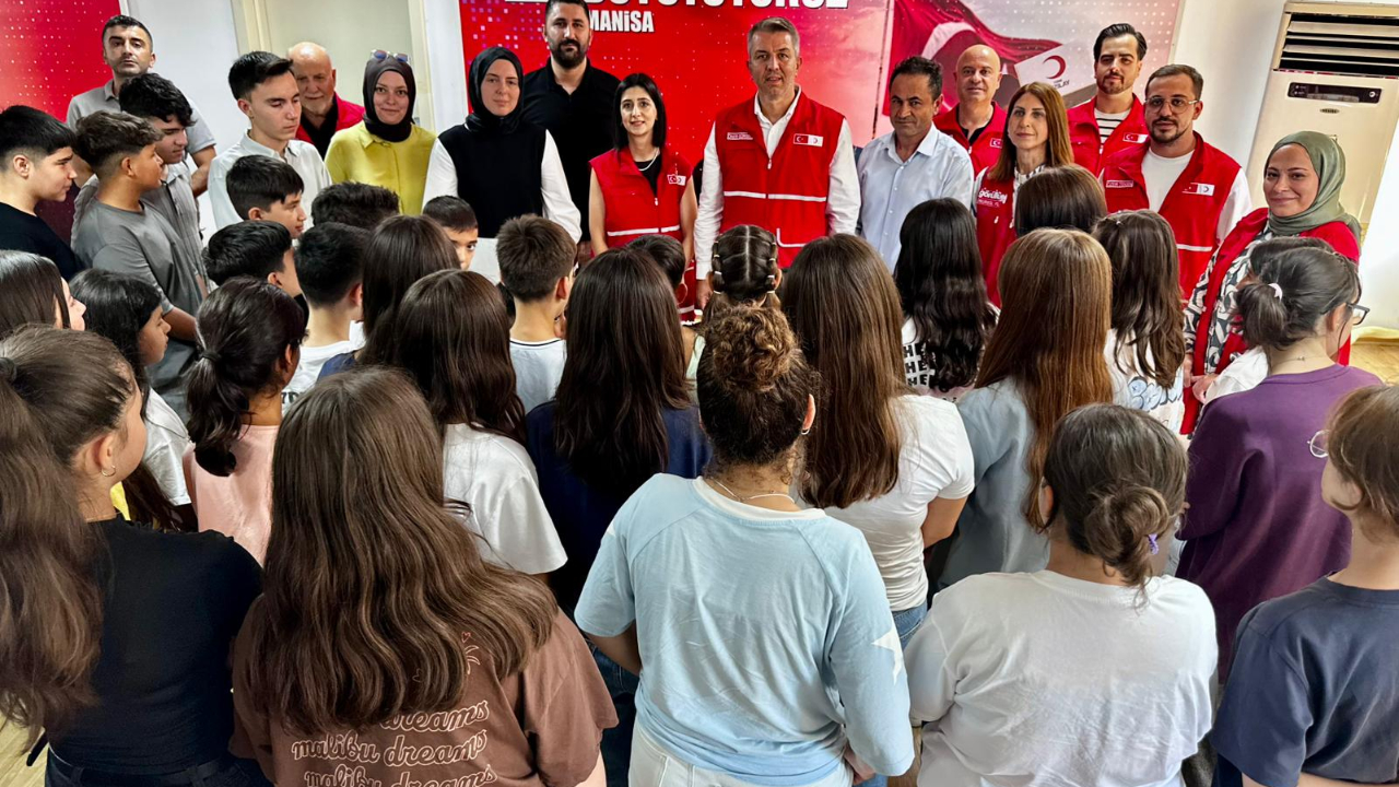 Kızılay Manisa’dan çocuklara kırtasiye desteği