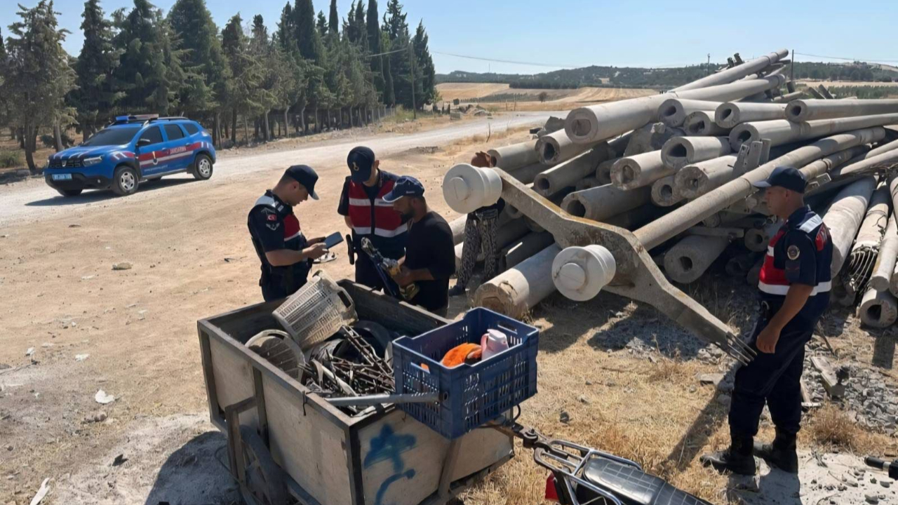 Saruhanlı’da Elektrik Direği Demirlerini Çalan 2 Kişi Suçüstü Yakalandı