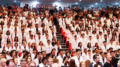 DEÜ Tıp Fakültesi’nin yeni öğrencileri beyaz önlüklerini giydi