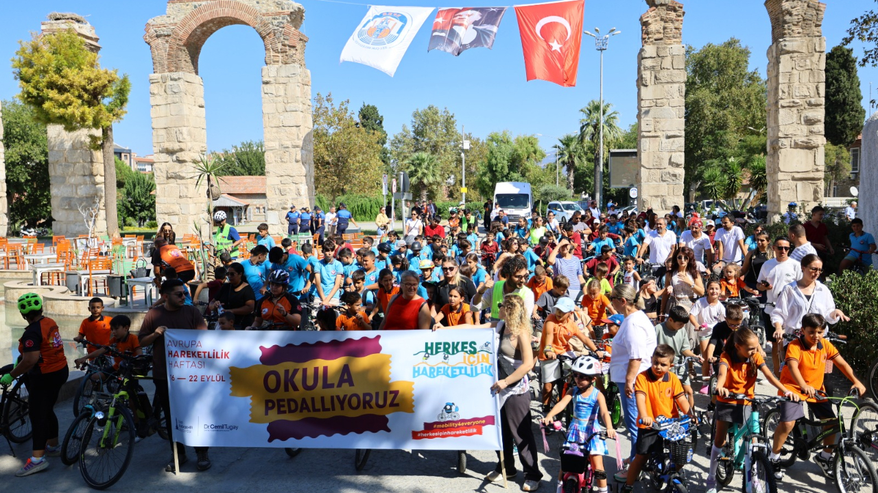 Efes Selçuk’ta “Okula Pedalla” Etkinliği Renkli Görüntülere Sahne Oldu