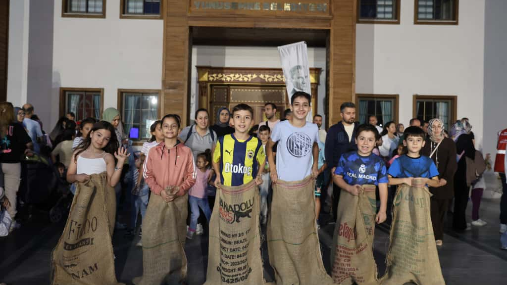 Yunusemre’de Çocuk Şenliğiyle Meydan Şenlendi
