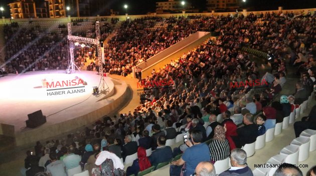 Akhisarlılar Kur´an-ı Kerim Gecesine akın etti