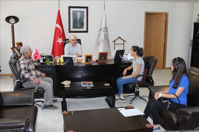 Belediye Başkanı Salih Hızlı, şiir dalında il birincisi olan Petek Çetin´i konuk etti