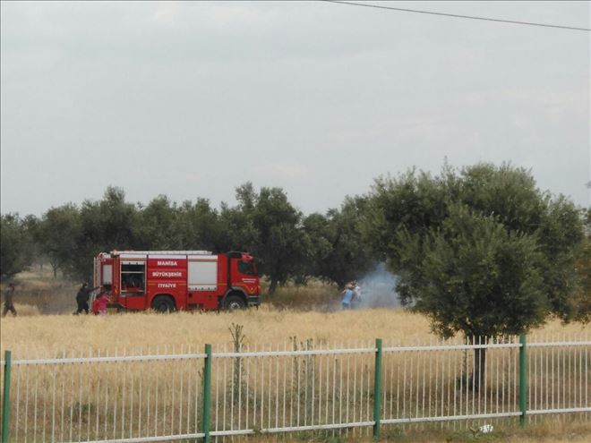 Manisa Muradiye Yolu Üzerindeki Tarla Yangını Korkuttu
