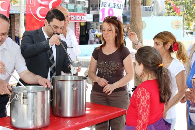 MHP´li Başkan elleriyle süt ikram etti