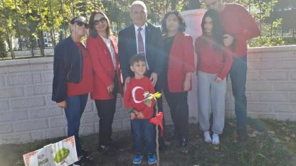 Minik eller Cumhuriyet için fidan dikti