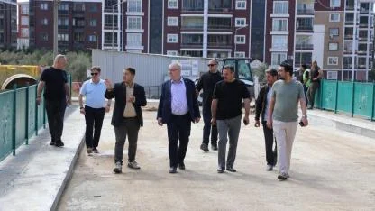 Edremit’te Yeni Köprünün Çevre Düzenlemesi Tamamlanıyor
