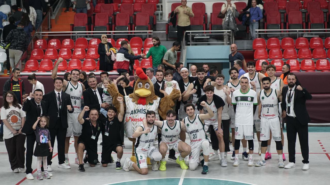 Akhisarlı Devler Kendi Evinde Farklı Kazandı