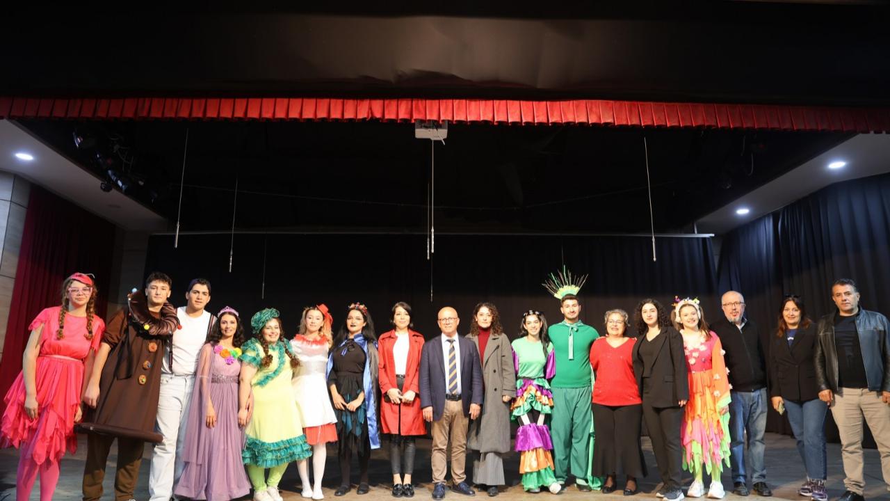 “Bizim Ayşe Abur Cubur Krallığı’nda” Miniklerle Buluştu