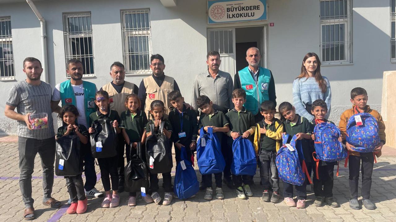 Cansuyu Derneği’nden Hasankeyf&#039;e Sıcak El: Öğrencilere Kışlık ve Kırtasiye Desteği