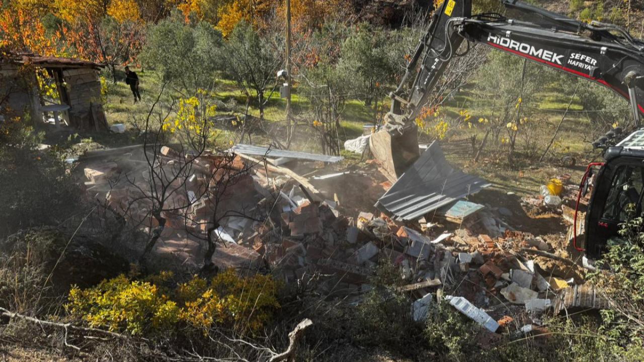 Demirci’de ormandaki mevzuata aykırı yapılar yıkıldı