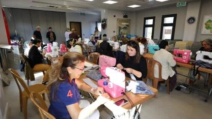 Efes Tarlası’nda Kadınlar Üretiyor: “Bir Çanta Dikelim Pazara Gidelim”