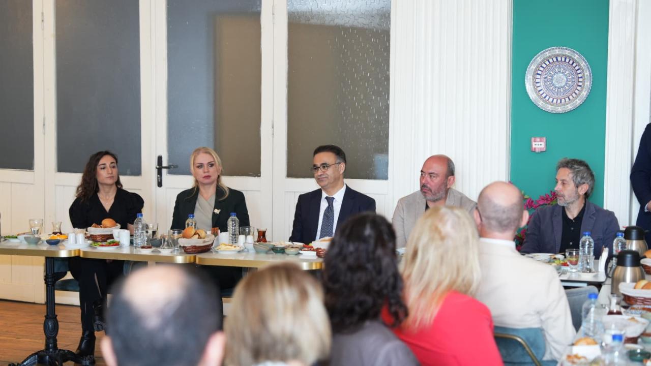 İzmir’de Öğretmenler Günü Buluşması Büyük İlgi Gördü