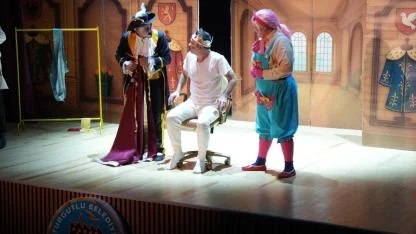 “Kral Çıplak” Turgutlu’da Miniklerle Buluştu