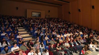 Turgutlu Belediyesi Tiyatro Ekibi “Yarınlara Geç Kalmadan” ile Sahneye Çıkıyor