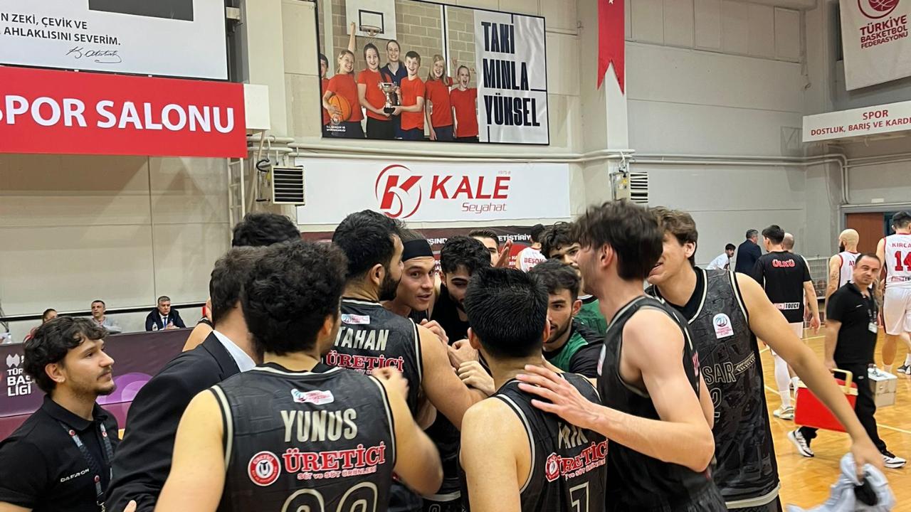 Akhisar Belediye Basketbol, İstanbul&#039;da lideri devirdi