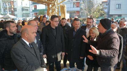 Akhisar’da pazarcı odasından otobüs ve plaket töreni