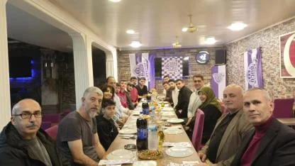 Akhisargücü Basketbol şampiyonluğu yemekte kutladı