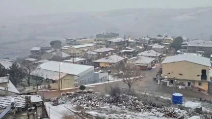 Demirci Beyaza Büründü: Mevsimin İlk Karı Düştü